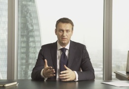Навальный подает в суд на пресс-секретаря Путина за обвинение в связях с ЦРУ, напомнив о связях семьи чиновника с заграницей 