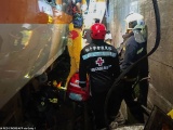  На Тайване поезд врезался в грузовик и сошел с рельсов, не менее 41 человека погибли 