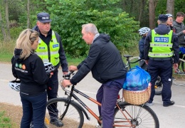 ФОТО: в Нарве велосипедистам и катающимся на роликах бесплатно раздали 25 шлемов 