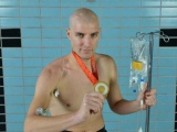 Выживший после рака парень проплыл 163 км, чтобы заработать более $4 миллионов на изучение болезни