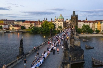  В Праге устроили пир в честь прощания с коронавирусом