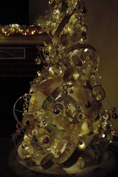 Креативная рождественская ёлка из старой шины и трубок ПВХ