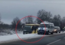 Лобовое столкновение: следовавший из Тарту в Петербург автобус попал в ДТП, есть пострадавший (видео)