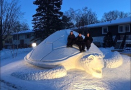 Три брата каждую зиму лепят перед домом большую снежную скульптуру