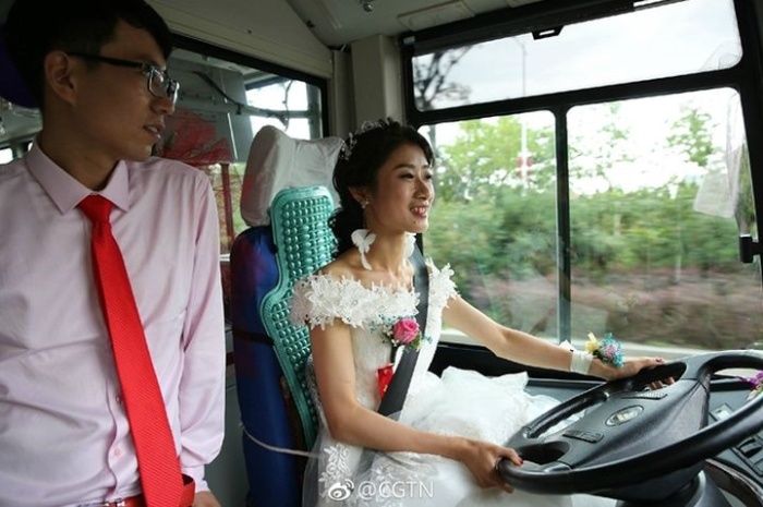 В Китае невеста приехала за своим женихом на автобусе 