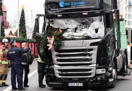 Грузовик во время теракта в Берлине остановился из-за автоматической тормозной системы 