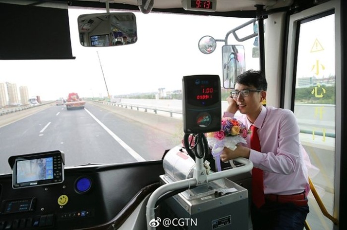 В Китае невеста приехала за своим женихом на автобусе 
