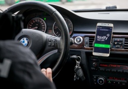 Рийгикогу принял закон о регулировании заказа такси с интернет-платформ 