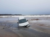 Аренда завершена! На берегу Финского залива бросили прокатный Renault