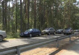 Автомобили отдыхающих блокируют узкие дороги вдоль Чудского озера 
