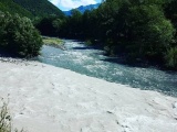  Как выглядит черно-белая река в Грузии, в которой не смешивается вода