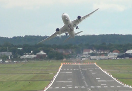 Boeing 787 "Dreamliner" выполняет трюки в воздухе