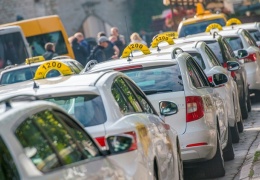 Смягчающий языковые требования к таксистам законопроект поступает в Рийгикогу 