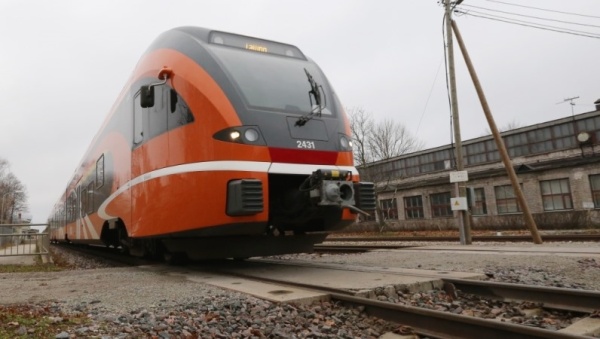 В связи с ремонтом на трех железнодорожных станциях в Ида-Вирмаа с 16 по 25 марта временно изменится расписание пассажирских поездов Elron на линии Таллинн-Нарва.