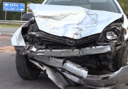 На шоссе Таллинн-Нарва столкнулись четыре автомобиля: один человек погиб, шесть пострадали 