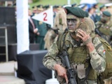  Солдаты армии Парагвая маршируют на параде со своими животными