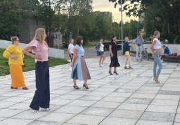 Латина на свежем воздухе: известный нарвский хореограф учит горожан «социальным танцам»