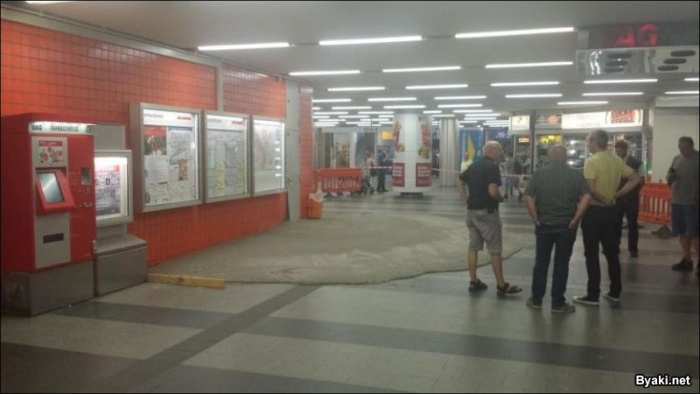 Строители случайно разлили 5 кубометров бетона в метро