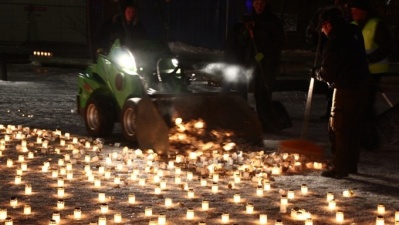 Скандал в Пярну: горевшие в память о жертвах депортации свечи сгреб экскаватор 