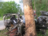 ФОТО: в Кехтна двое мужчин разбились на врезавшемся в дерево автомобиле 