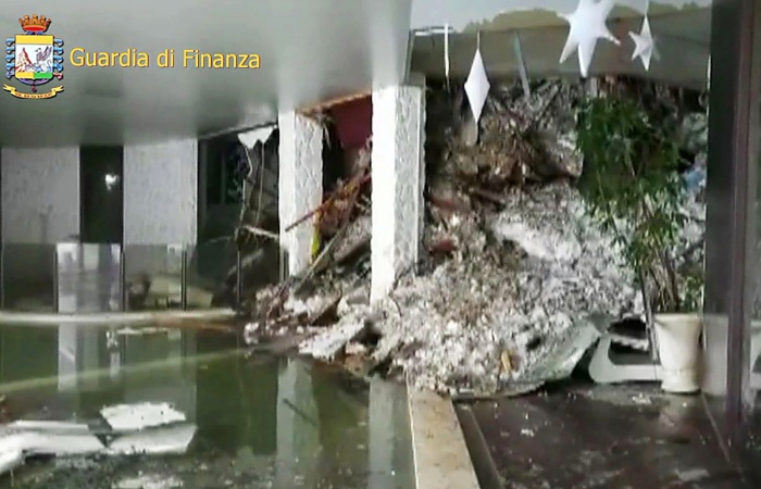В итальянском отеле, на который сошла лавина, обнаружены 6 выживших 