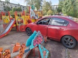  Девушка на красной машинке перепутала педальки и залетела на детскую площадку