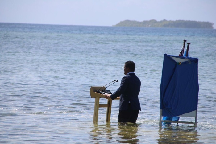 Министр Тувалу выступил на конференции ООН по климату, стоя по колено в воде 