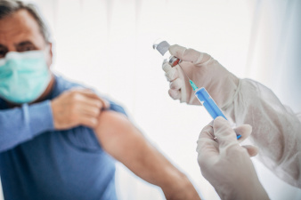 Теперь бесплатно вакцинироваться от гриппа могут и люди старше 60 лет