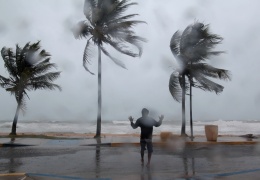 Ураган "Ирма" ослабел, но по-прежнему угрожает Флориде 