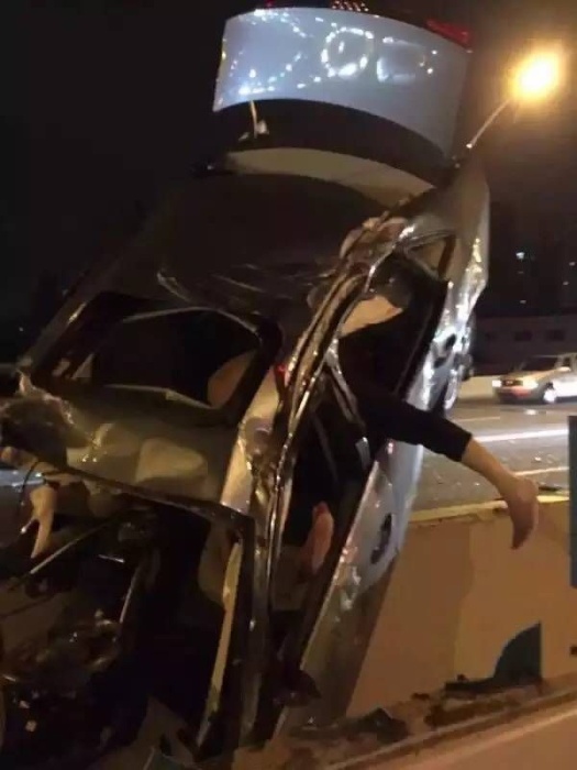 Везучий шанхайский летчик повис в разбитой машине на мосту