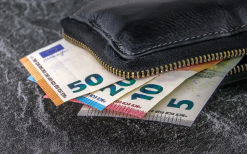 Профсоюзам окончательно отказали в повышении минимальной зарплаты до 700 евро с 1 июля