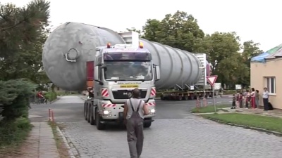 Транспортировка крупногабаритных цистерн по дорогам Польши
