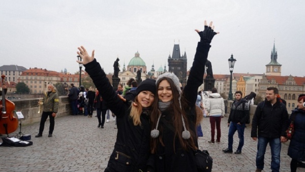Юные нарвитянки заняли призовые места на конкурсе вокалистов в Праге 