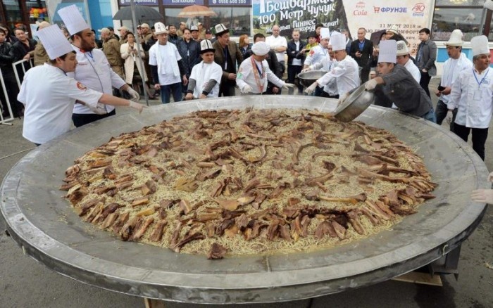 В погоне за мировым рекордом в Бишкеке приготовили почти 1,5 тонны бешбармака и 117 метров чучука