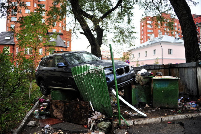 Во Владивостоке нашли BMW на мусорных баках