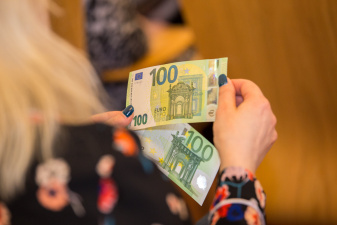 С 28 мая в оборот выпущены новые банкноты 100 и 200 евро