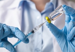 Связанный с вакцинацией российского генконсула в Нарве врач лишился руководящей должности 