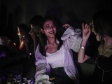 Китайские клабберы танцуют на Уханьской дискотеке, поскольку в городе нет больше коронавируса