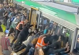 В Австралии пассажиры наклонили поезд