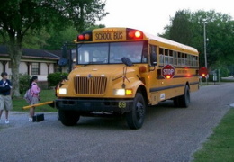 Почему дети в США ездят в школу на школьных автобусах 
