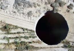  В Чили открылась гигантская воронка диаметром 30 метров 