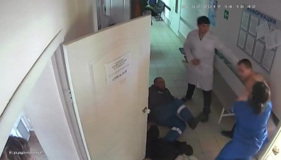 пьяный мужчина избил в больнице фельдшера и медсестру
