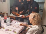 87-летняя старушка позвонила в полицию и сказала, что сильно проголодалась