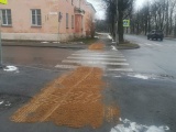 ФОТО: в Нарве улицы завалили песком 