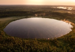  На месте падения гигантского метеорита под Тверью образовалось идеально круглое озеро