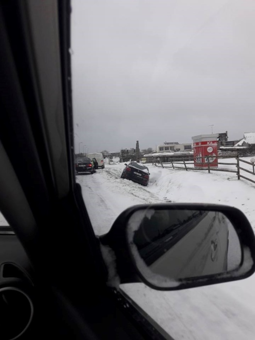 снег и метель стали причиной множества аварий на дорогах Эстонии 