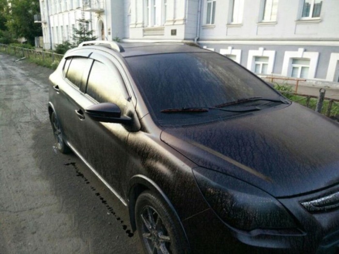 0 Дорожники в Омске обдали горячим битумом 15 машин
