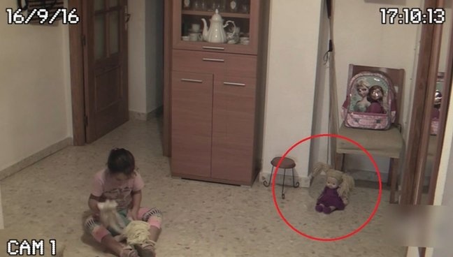 В детской комнате ожила кукла и начала двигаться мебель
