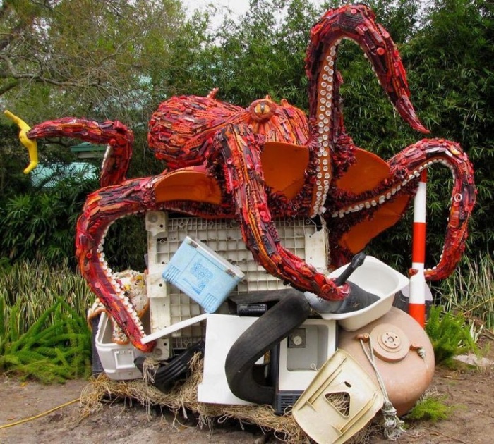 Скульптуры из мусора, найденного на пляже