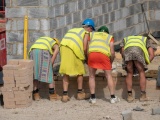 Британские строители пришли на работу в платьях, чтобы обойти запрет на ношение шорт